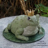 <b>The Bakers:</b> <a href="http://www.sedonaweddingcakes.com/" target="_blank">Sedona Sweet Arts</a>, Sedona, AZ<br />
<b>The Challenge:</b> Give the bride a chance to turn a frog into a prince.<br />
<b>Fun Fact:</b> At the rehearsal dinner, the bride kissed the frog, removed the sugar crown, and placed it on her groom.<br />