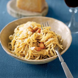 <p>Rustle up a fantastic weeknight dinner without a trip to the supermarket. Egg yolks add a gourmet gloss to this perky pasta dish.</p><p><b>Recipe:</b> <a href="/recipefinder/easy-pantry-pasta"><b>Easy Pantry Pasta</b></a></p>