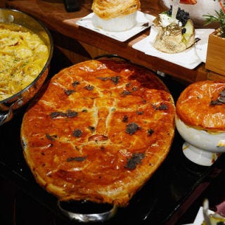 As always, comfort food favorites like chicken pot pie (Barbra Streisand's favorite!) will be served. But the chef's version is no ordinary pot pie, with its elegant, Oscar-shaped stenciling and black truffle filling.