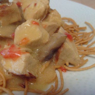 Diced chicken and vegetables in a sherry cream sauce, chicken à la king became a popular home dinner entrée in the mid-20th century.