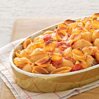 Marilyn's Mac and Cheese <p>Tomatoes and sour cream add extra zest to this easy and delicious dish.</p><p><b>Recipe: <a href="/recipefinder/marilyns-mac-and-cheese-recipe" target="_blank">Marilyn's Mac and Cheese</a></b></p>