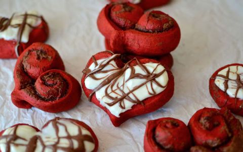 <p> </p> <p><strong>Get the recipe from <a href="http://www.yammiesnoshery.com/2013/02/red-velvet-nutella-cinnamon-roll-hearts.html" target="_blank">Yammie's Noshery</a>.</strong></p> 