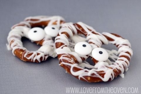 <p>Sweet, salty, and easily devoured, these sweets will disappear so quickly it's scary.</p>
<p><strong>Get the recipe from <a href="http://www.lovefromtheoven.com/2012/10/12/chocolate-covered-halloween-pretzels/" target="_blank">Love from the Oven</a>.</strong></p>