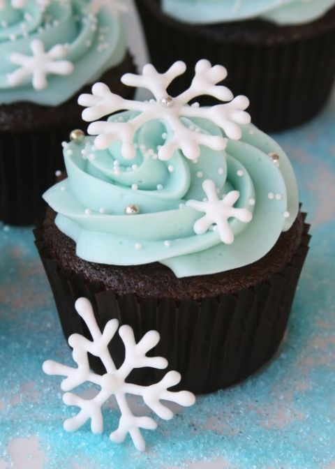 <p></p>
<p><strong>Get the recipe from <a href="http://www.glorioustreats.com/2010/12/snowflake-cupcakes.html" target="_blank">Glorious Treats</a>.</strong></p>