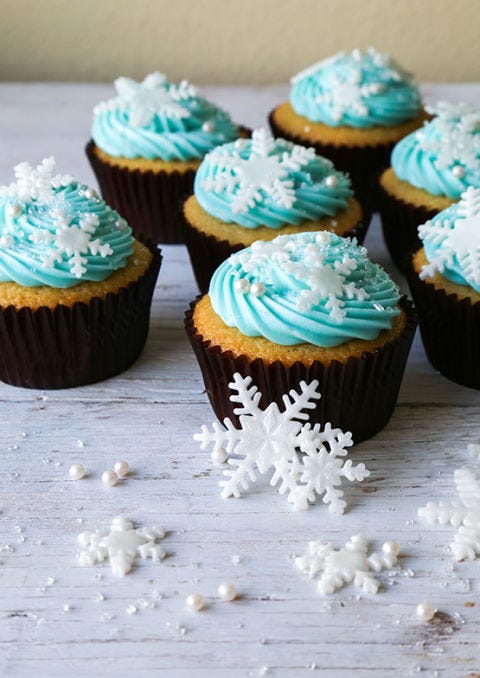 <p></p>
<p><strong>Get the recipe from <a href="http://thechicsite.com/2013/11/19/frozen-vanilla-snowflake-cupcakes/" target="_blank">The Chic Site</a>.</strong></p>