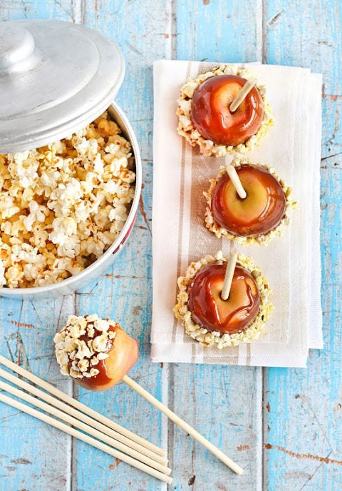 <p></p>
<p><strong>Get the recipe from <a href="http://www.raspberricupcakes.com/2012/01/salted-caramel-apples-with-popcorn.html" target="_blank">Raspberri Cupcakes</a>.</strong></p>