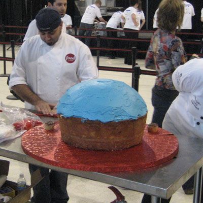Duff Goldman, host of Ace of Cakes, puts the finishing touches on the world's largest cupcake.