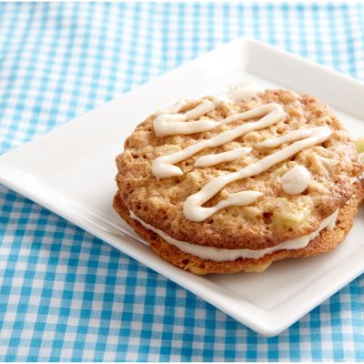 <p>This recipe was submitted by Real Women of PHILADELPHIA contestant Lindsay Rudolph.</p>
<p><strong>Recipe:</strong> <a href="../../../recipefinder/ oatmeal-apple-cream-pies-recipe-kft0212" target="_blank"><strong>Oatmeal-Apple Cream Pies</strong></a></p>
