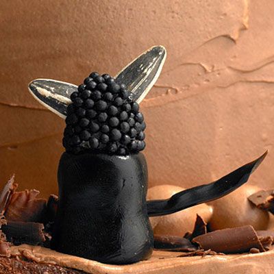 <p>Assemble a festive Halloween candy cat using berry candies, licorice caramels, sunflower seeds, and licorice laces.</p>

<p><b>Recipe:</b> <a href="/recipefinder/candy-cats-recipe-mslo1012"><b>Candy Cats</b></a></p>