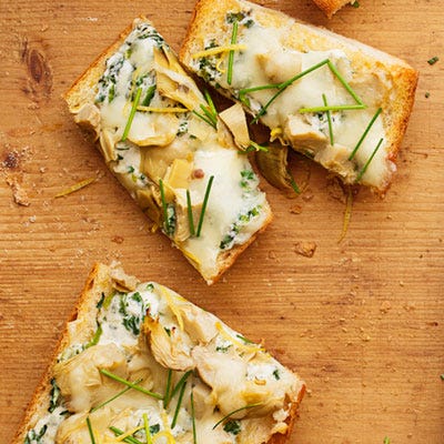 Spinach-Artichoke Pizza <p>This creamy French bread pizza with fresh spinach, cream cheese, and artichoke is a weeknight dinner dream.</p>
<p><b>Recipe: <a href="http://www.delish.com/recipefinder/spinach-artichoke-pizza-recipe-ghk1013" target="_blank">Spinach-Artichoke Pizza</a></b></p>