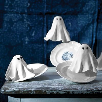 <p>Floating inside each fondant-cloaked apparition is one small cupcake stacked atop one large one, sandwiched around marshmallows and covered with frosting.</p>


<p><b>Recipe:</b> <a href="/recipefinder/ghost-cupcakes-recipe-mslo1012"><b>Ghost Cupcakes</b></a></p>
