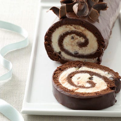 This chocolate cake may look fancy - but inside it's just a good old ice cream cake.
<br />
<p><strong>Recipe:</strong> <a href="http://gogonow.org/recipefinder/chocolate-peppermint-ice-cream-cake-recipe%22 target="_blank"><strong>Chocolate Peppermint Ice Cream Cake</strong></a></p>


