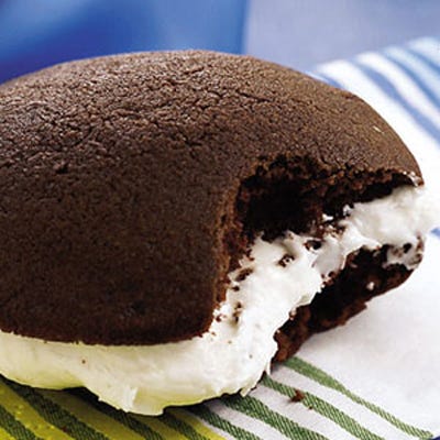 <p>What's better than a store-bought whoopie pie? A homemade one! These moist, chocolaty cakes are filled with an indulgent combination of butter, powdered sugar, vanilla and marshmallow cream.</p><p><b>Recipe: </b><a href="http://gogonow.org/recipefinder/wickedly-good-whoopie-pies-122666%22 target="_blank"><b>Wickedly Good Whoopie Pies</b></a></p>