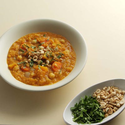 Stufato di zucca, ceci e lenticchie rosse <p>Modeled on North African stews, this aromatic vegetarian main course can be served over brown rice or steamed spinach.</p>
<p><b>Recipe: <a href="http://www.delish.com/recipefinder/squash-chickpea-red-lentil-stew-recipe-5500" target="_blank">Squash, Chickpea, and Red Lentil Stew</a></b></p>