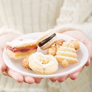 <p>From Thanksgiving to New Year's Eve, the holidays are filled with food, food and more food. Keeping your calories—and waistline—under control can seem impossible. Luckily, following a few simple tricks can help your enjoy the endless fetes while not packing on the pounds. Reach on for smart solutions to common holiday-eating dilemmas. </p>