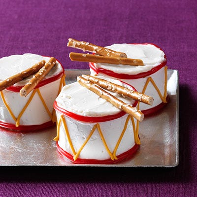 <p>These pretty little cakes are not only adorable, but also just the right size for enjoying in one quick, delectable bite.</p>
<p><b>Recipe: <a href="http://gogonow.org/recipefinder/mini-drum-cakes-recipe-wdy1213%22%3EMini Drum Cakes</a></b></p>