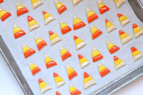 The only thing better than candy corn Rice Krispie treats is candy corn Rice Krispie treats on a stick!
 Get the recipe from Piece of Cake.