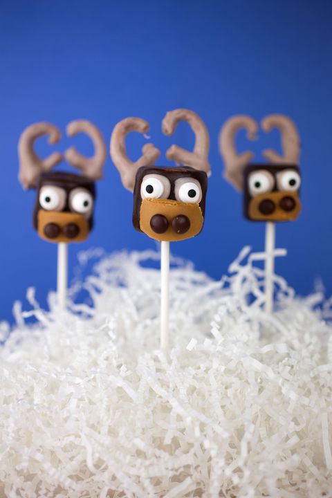 <p></p>
<p><strong>Get the recipe from <a href="http://www.thismamaloves.com/sven-marshmallow-pops/" target="_blank">This Mama Loves</a>.</strong></p>