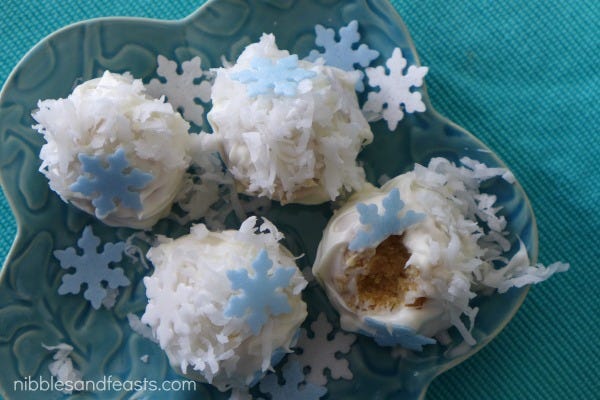 <p></p>
<p><strong>Get the recipe from <a href="http://www.nibblesandfeasts.com/2013/11/white-chocolate-covered-banana-cake-snowballs/" target="_blank">Nibbles & Feasts</a>.</strong></p>