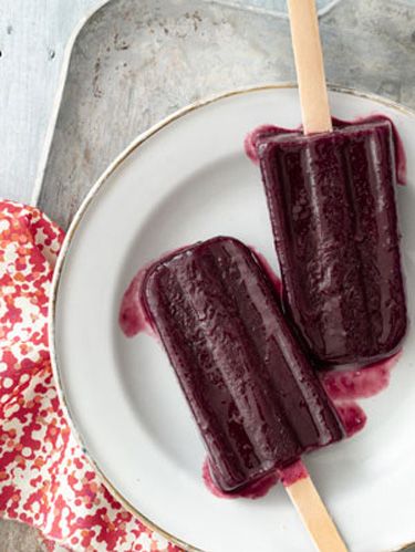 <p>This delicious frozen treat recipe, from <a href="http://www.peoplespops.com/peoples_pops.html" target="_blank">People's Pops</a> in New York City, uses seasonal blackberries. Take that plain cherry and grape!</p>
<p><strong>Recipe: <a href="http://www.delish.com/recipefinder/blackberry-rose-ice-pops-recipe-clv0712" target="_blank">Blackberry-Rose Ice Pops</a></strong></p>