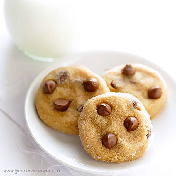Finger food, Food, Biscuit, Cuisine, Serveware, Dessert, Chocolate chip cookie, Cookies and crackers, Ingredient, Baked goods, 