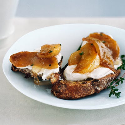 Quark with Honeyed Apples and Raisin Bread