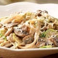 Fettuccine cremosa con cavoletti di Bruxelles e funghi Immagine