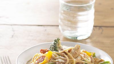 https://hips.hearstapps.com/del.h-cdn.co/assets/cm/15/10/54f6c2c2923a6_-_creamy-tomato-chicken-spaghetti-kft0112-xl-524129.jpg?crop=1xw:0.5625xh;center,top&resize=1200:*