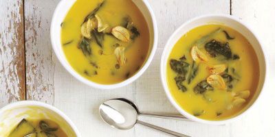 <p>Thyme, garlic, and a bay leaf are simmered in water to create a flavorful broth that's low in calories. Frying garlic creates crunchy chips and a tasty oil to drizzle on top.</p>
<p><strong>Recipe:</strong> <a href="../../../recipefinder/cannellini-kale-soup-recipe-mslo0213" target="_blank"><strong>Cannellini and Kale Soup</strong></a></p>
