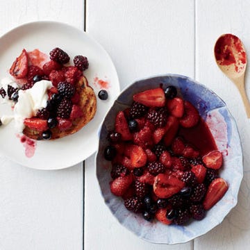 Fire-Roasted Berry Crostini with Honey Crème Fraîche 