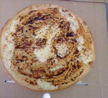 Face of Jesus said to appear in cheese pizza