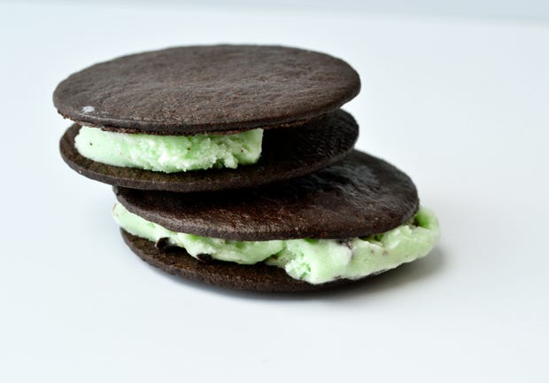 Finger food, Green, Food, Cuisine, Sweetness, Baked goods, Cookies and crackers, Dessert, Biscuit, Ingredient, 