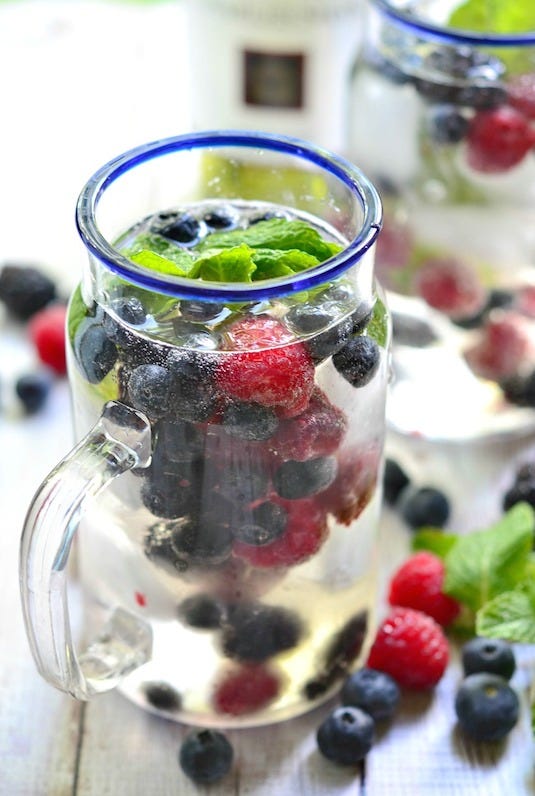 Glass, Ingredient, Produce, Fruit, Berry, Tableware, Frutti di bosco, Drink, Natural foods, Serveware, 