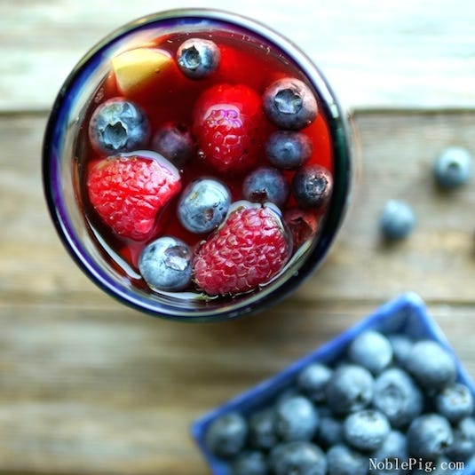 Food, Fruit, Natural foods, Produce, Berry, Ingredient, Frutti di bosco, Sweetness, Tableware, Bilberry, 