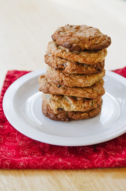 Finger food, Food, Biscuit, Cuisine, Ingredient, Serveware, Cookies and crackers, Plate, Baked goods, Cookie, 