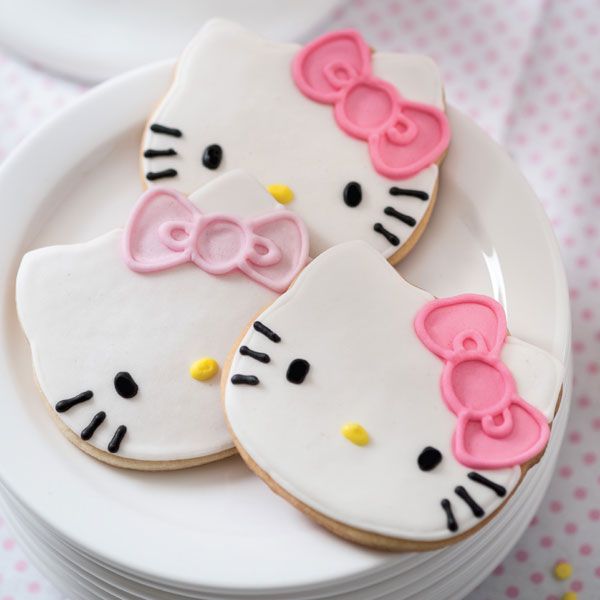 Hello Kitty Face Cake – BakeAvenue