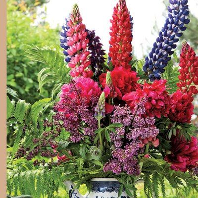 <b>The Flowers</b><br>
Extravagant blooms, such as garden roses, lupines, peonies, and lilacs, set the scene, as do lush arrangements in pitchers filled with flowers from your own garden or a market.