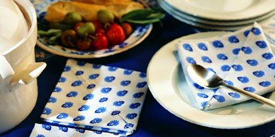 <p>To save precious space, simply stack the folded pockets at
the end of the table.</p><br /><p>A quilt-like array of folded napkins
also makes an attractive presentation.</p><br />