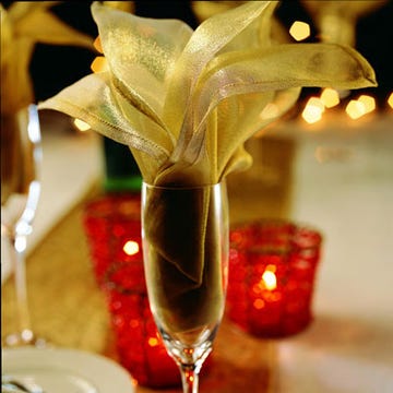 <p>A thin fabric (and definitely no starch)
showcases this fold to its best advantage.</p><br /> <p>It works equally well in water or wineglasses.</p><br />