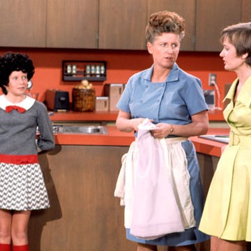 <p>Here's the story of a lovely lady. In their California ranch-style home (<a href="http://www.bing.com/images/search?q=brady+bunch+house&qpvt=brady+bunch+house&FORM=delish" target="_blank">see photos</a>), the <a href="http://www.bing.com/tv/overview?q=brady+bunch&seriesid=785F7B9D3459438F949EC6EC93FBD028&qpvt=brady+bunch&FORM=delish" target="_blank">Bradys</a> had the quintessential 1970s open kitchen. The bright red-orange countertops and backsplash are ingrained in our memories, and unfortunately the '70s decor is still present in a few of our own homes.</p><br /><br /><p><a href="http://www.bing.com/videos/search?q=brady+bunch+theme&view=detail&mid=023B385891B06E4A3BE2023B385891B06E4A3BE2&first=0&FORM=delish" target="_blank">Watch the opening theme</a></p><br /> 
<p><a href="http://www.bing.com/videos/search?q=brady+bunch++alice+filterui%3aduration-short&view=detail&mid=8EFCB9C06509CCCC09E08EFCB9C06509CCCC09E0&first=0&FORM=delish" target="_blank">Watch a clip of the kitchen</a></p><br />
<p><a href="http://www.bing.com/videos/search?qpvt=brady+bunch&q=brady+bunch%20filterui:duration-long&FORM=delish" target="_blank">Watch full episodes</a></p><br />
<p><a href="http://www.bing.com/videos/search?q=brady+bunch+tell+all&view=detail&mid=29751B6FF8042751112A29751B6FF8042751112A&first=0&FORM=delish" target="_blank">Watch an interview with Maureen McCormick</a></p><br />
<p><a href="http://www.bing.com/images/search?q=70s+interiors+&qs=n&sk=&sc=3-14&form=delish" target="_blank">Photos of '70s décor</a></p>

