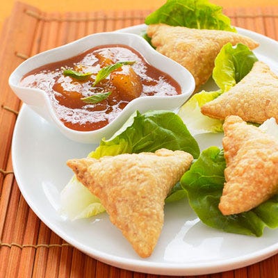 <p>Like the glitzy red carpet arrivals, presentation is everything, whether it's a designer dress or a fancy dipping sauce. Store-bought samosas become something extra-special when paired with a mango chutney. Fresh lettuce adds a classy accent. </p><br /><p><b>Recipe:</b> <a href="/recipefinder/samosas" target="_blank"><b>Samosas</b></a></p>