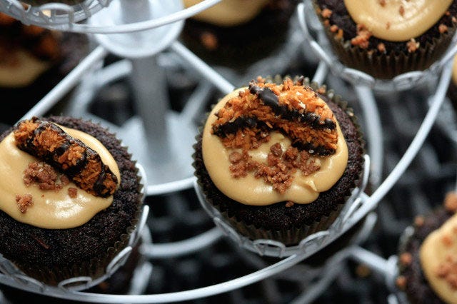 
<br /><br />
<p>Get the recipe at: <a href="http://livelovepasta.com/2011/02/caramel-delite-cupcakes/">livelovepasta.com</a></p>