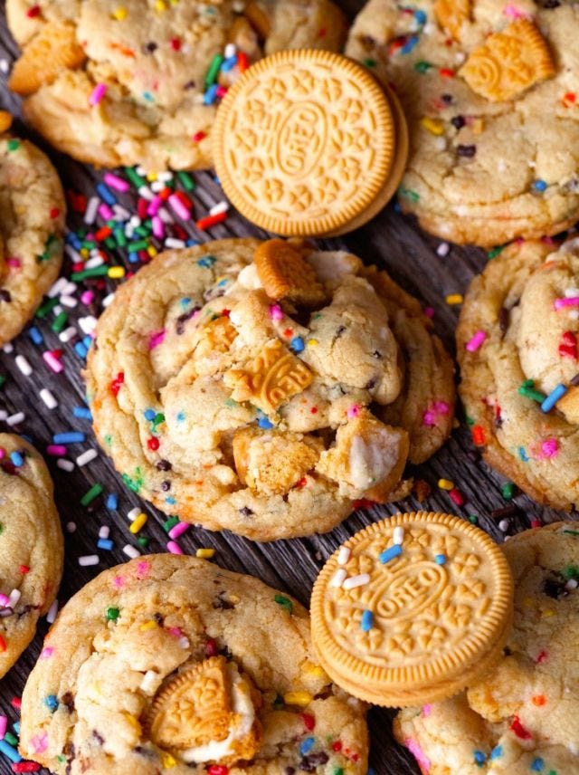 <p>Now <em>these</em> are a sure fire cure for your weekly case of the Mondays.</p>
<p><strong>Get the recipe from <a href="http://deliciouslyyum.com/cake-batter-golden-oreos-rainbow-cookies/" target="_blank">Deliciously Yum</a>.</strong></p>