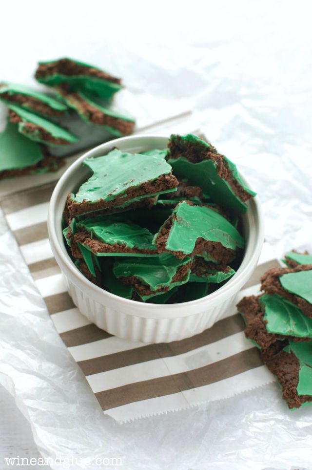 <br /><br />
<p>Get the recipe at: <a href="http://www.wineandglue.com/2014/02/thin-mint-truffle-bark.html">wineandglue.com</a></p>
