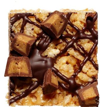 These dolled up rice krispie treats are sure to score big with any chocolate peanut butter fan!