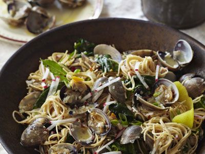 https://hips.hearstapps.com/del.h-cdn.co/assets/cm/15/11/54fdeec295956-angel-hair-pasta-clams-radishes-spinach-recipe-del0513-de.jpg?crop=1xw:0.75xh;center,top&resize=1200:*