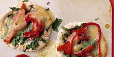 spinach and pepper pita pizzas