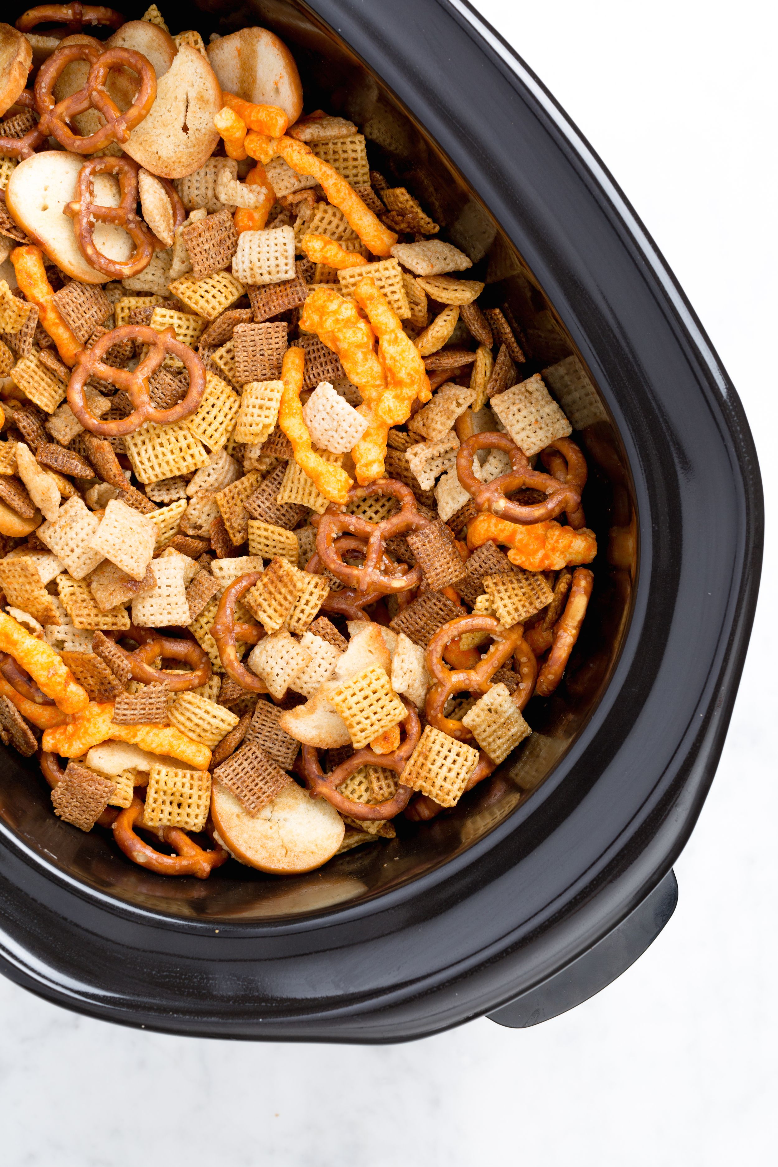 https://hips.hearstapps.com/delish/assets/15/42/1445021970-delish-slow-cooker-chex-mix-3.jpg