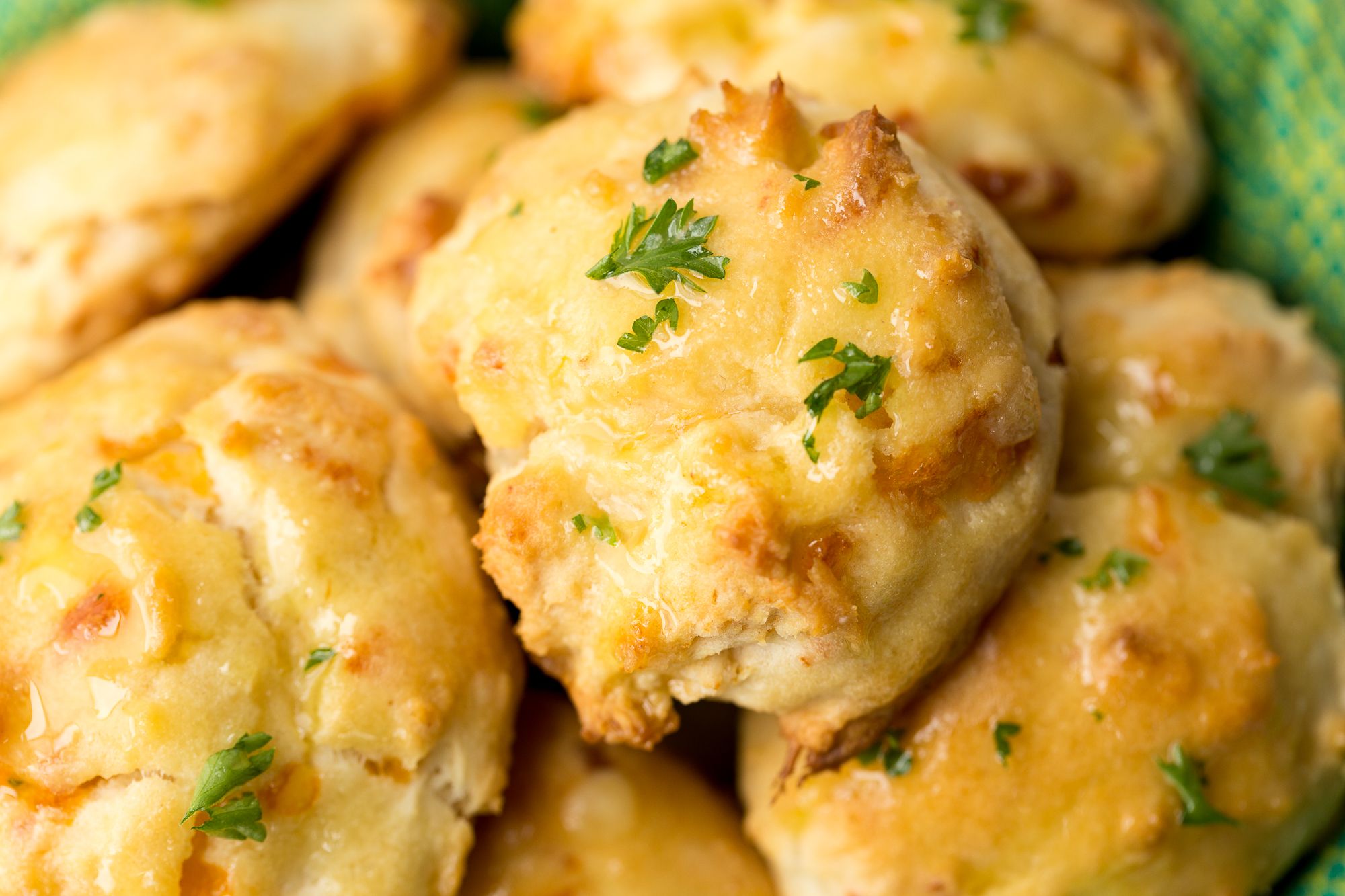 https://hips.hearstapps.com/delish/assets/16/14/1460060040-delish-red-lobster-biscuits-copycat-promo.jpg