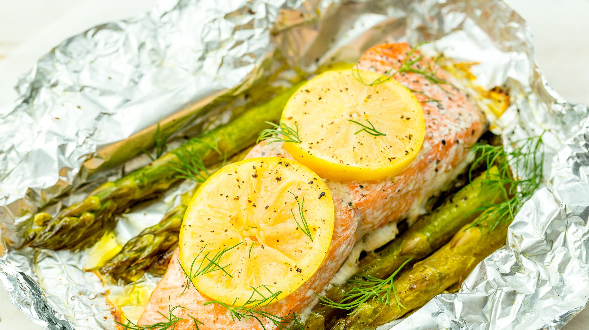 https://hips.hearstapps.com/delish/assets/16/21/1464200367-delish-grilled-salmon-foil-pack.jpg?crop=1.00xw:0.841xh;0,0.115xh